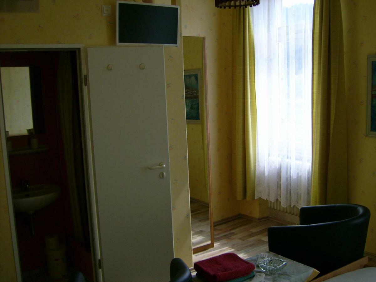 Gasthaus Zur Traube Hatzenport Exteriör bild